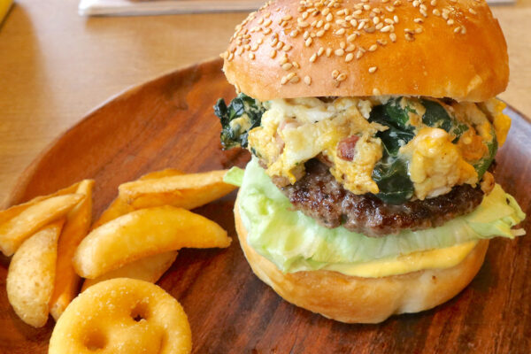 菜の花＆ベーコン＆玉子がアクセント！ 「FLIP-FLOP」のマンスリー・菜の花ベーコンバーガー