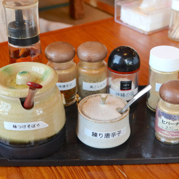 南城市「琉心そば」 テーブル調味料