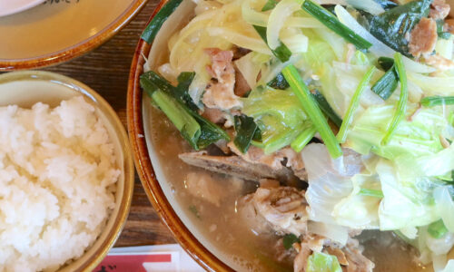 南城市「琉心そば」でボリューム満点のローカルフード・骨汁セット