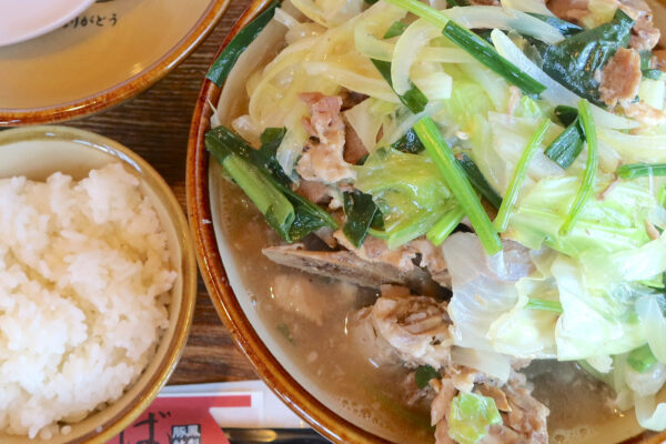 南城市「琉心そば」でボリューム満点のローカルフード・骨汁セット
