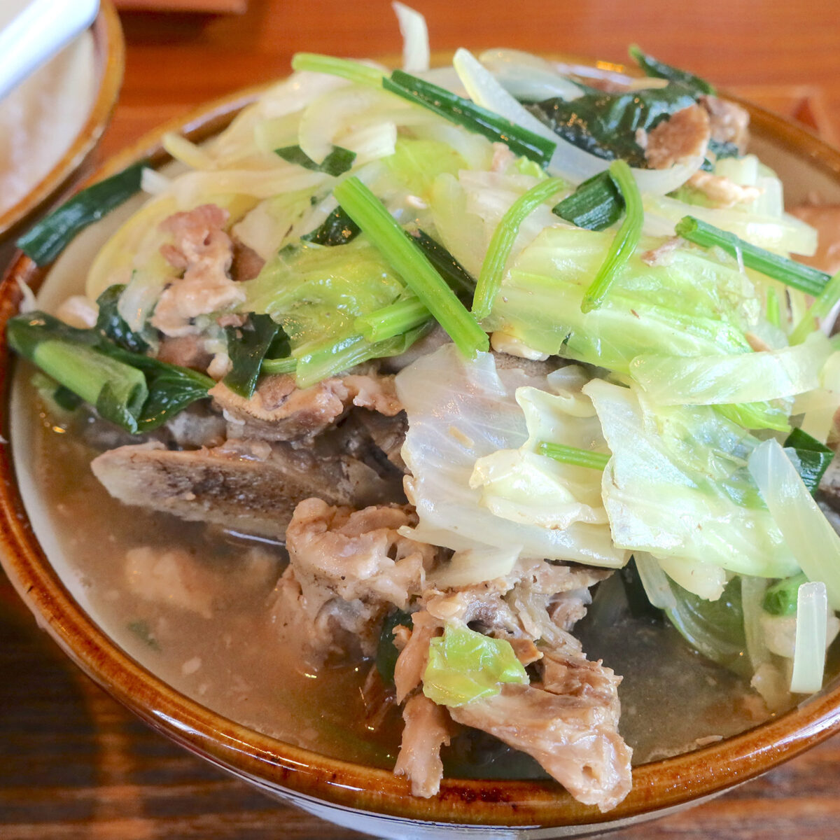 丼から溢れる具材