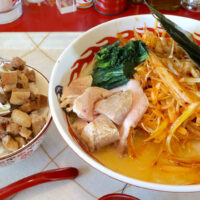 うまいラーメン勢揃い！ 宜野湾「麻婆食堂 福笑い」で家系✕ラーショ ピリ辛白とんこつ＆ちょい魯肉飯