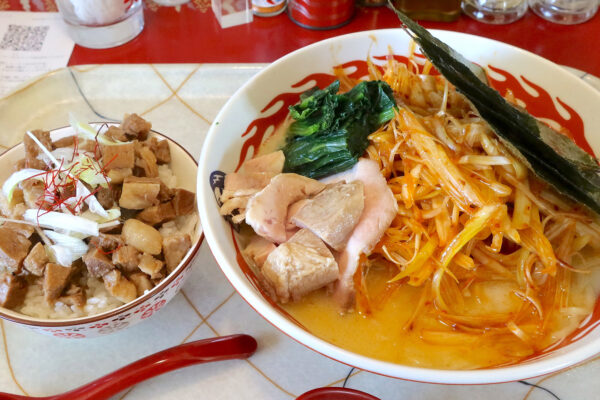 うまいラーメン勢揃い！ 宜野湾「麻婆食堂 福笑い」で家系✕ラーショ ピリ辛白とんこつ＆ちょい魯肉飯