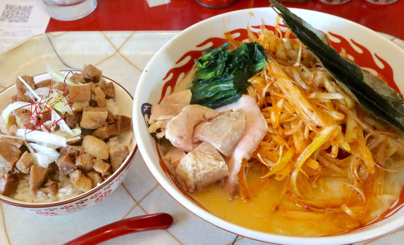 うまいラーメン勢揃い！ 宜野湾「麻婆食堂 福笑い」で家系✕ラーショ ピリ辛白とんこつ＆ちょい魯肉飯