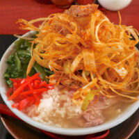 人生で一番わんぱくな沖縄そば！ 「麺処 天神矢」でカラネギ エチウマショップ＋くきわかめ