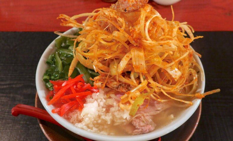 人生で一番わんぱくな沖縄そば! 「麺処 天神矢」でカラネギ エチウマショップ+くきわかめ