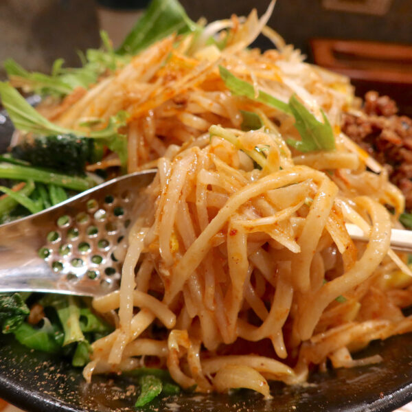 麺を引き出す