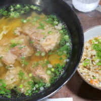 王道のあっさり沖縄そばが楽しめる「すーまぬめぇ」で軟骨ソーキそば＆じゅうしぃ