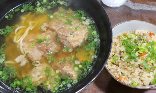 王道のあっさり沖縄そばが楽しめる「すーまぬめぇ」で軟骨ソーキそば&じゅうしぃ