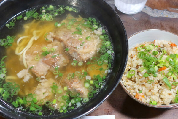 王道のあっさり沖縄そばが楽しめる「すーまぬめぇ」で軟骨ソーキそば＆じゅうしぃ