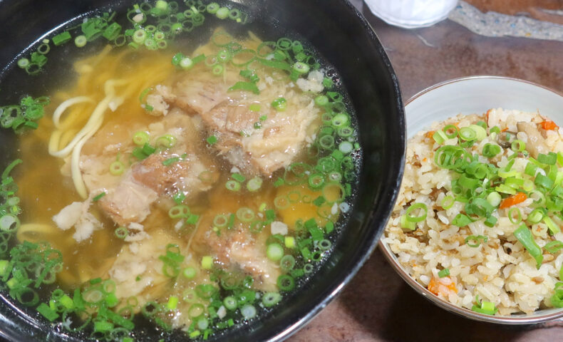 王道のあっさり沖縄そばが楽しめる「すーまぬめぇ」で軟骨ソーキそば＆じゅうしぃ