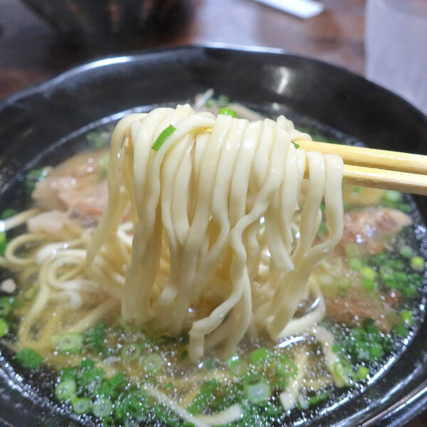 王道の細麺とかつおのスープ