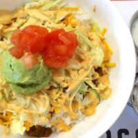 こってり系タコライス！ 那覇「RuLer’s TACORiCE（ルーラーズ タコライス）」でアボカドタコライス＋温玉＋サワークリーム