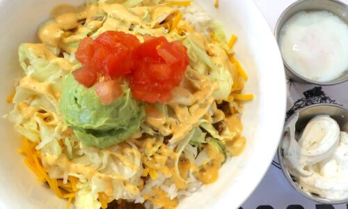 こってり系タコライス！ 那覇「RuLer’s TACORiCE（ルーラーズ タコライス）」でアボカドタコライス＋温玉＋サワークリーム