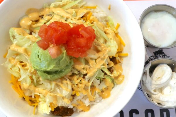 こってり系タコライス！ 那覇「RuLer’s TACORiCE（ルーラーズ タコライス）」でアボカドタコライス＋温玉＋サワークリーム