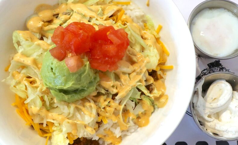 こってり系タコライス！ 那覇「RuLer’s TACORiCE（ルーラーズ タコライス）」でアボカドタコライス＋温玉＋サワークリーム