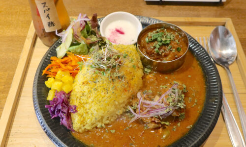 那覇・前島「ヒロカリー」でやんばる親鳥の出汁チキンカレー＆王朝味噌のポークビンダルーに酢ドバアレンジ