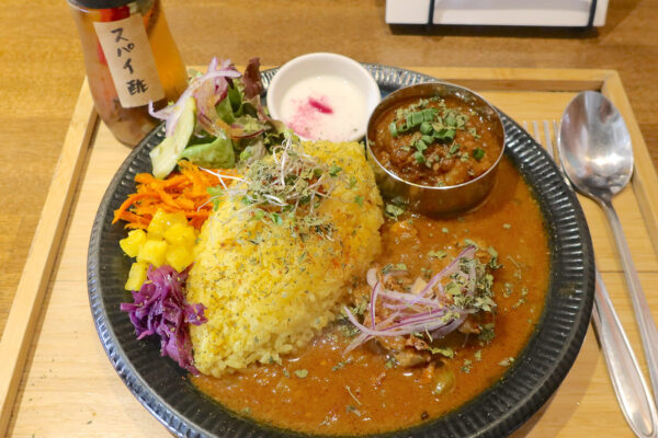那覇・前島「ヒロカリー」でやんばる親鳥の出汁チキンカレー＆王朝味噌のポークビンダルーに酢ドバアレンジ