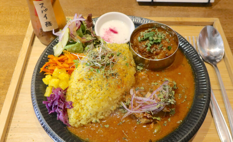 那覇・前島「ヒロカリー」でやんばる親鳥の出汁チキンカレー&王朝味噌のポークビンダルーに酢ドバアレンジ