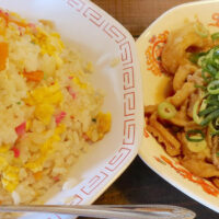 宜野湾「久留米ラーメン 丸久」の焼き飯＆久留米ニンニク醤油ホルモンで勝手にホルモンかけチャーハン