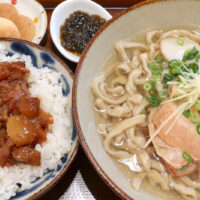 那覇・首里「てぃしらじそば」で三枚肉が特徴的の沖縄そば＆味噌味がうまい油みそごはん