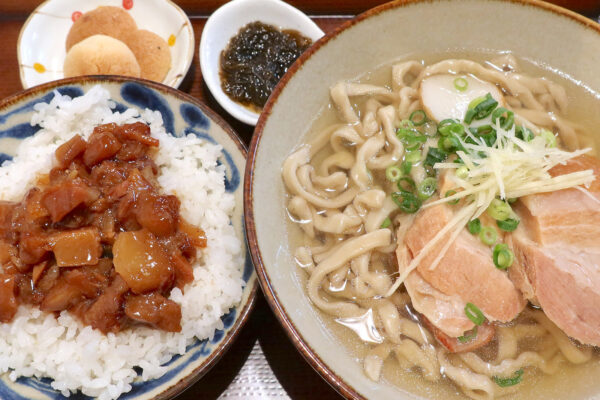 那覇・首里「てぃしらじそば」で三枚肉が特徴的の沖縄そば＆味噌味がうまい油みそごはん