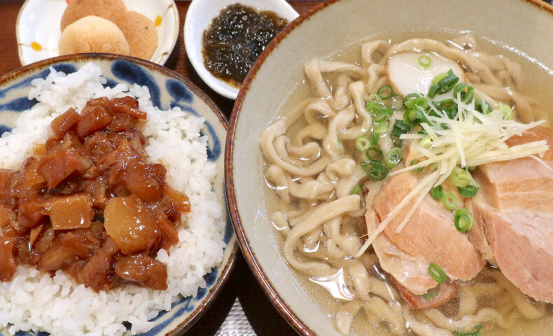 那覇・首里「てぃしらじそば」で三枚肉が特徴的の沖縄そば&味噌味がうまい油みそごはん