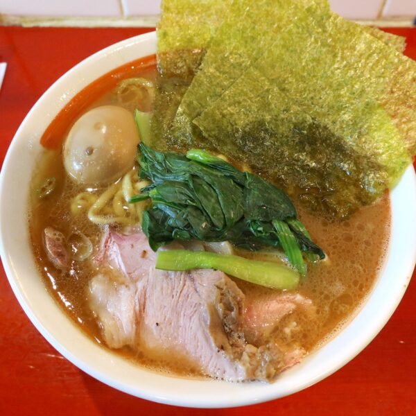 家系ラーメン 並盛り（950円）＋味玉（150円）