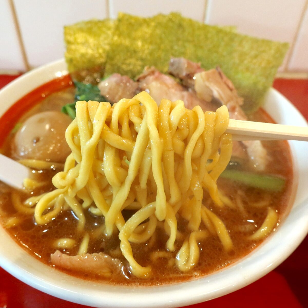 ぷるんと縮れ麺