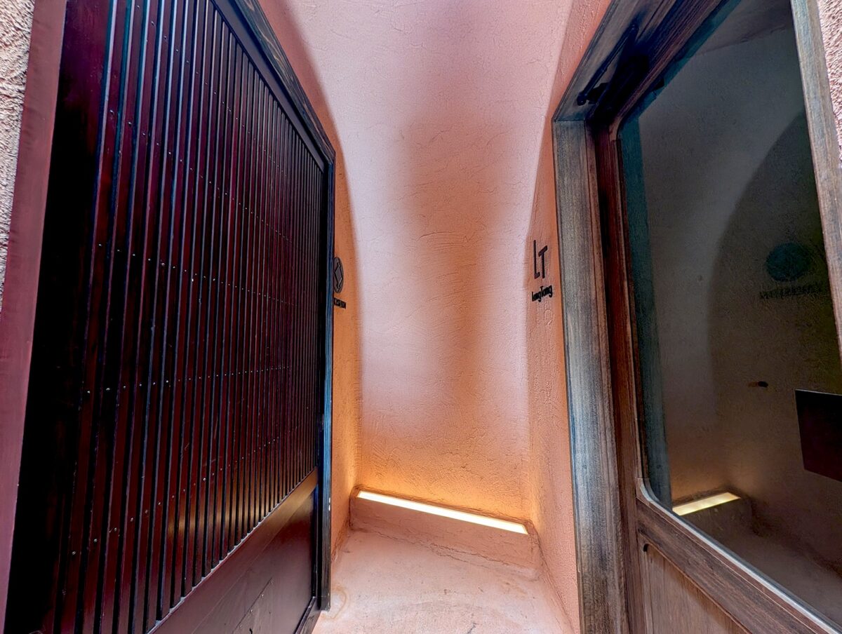 右手はランタン、左手はYAKISHIN(やきしん)