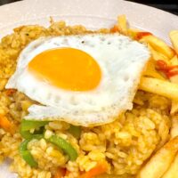 沖縄市「まんが喫茶ブルーラビット」の日替わりランチ。とり肉野菜カレーめしセットを食べてきた