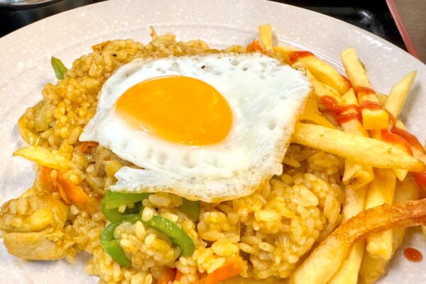 沖縄市「まんが喫茶ブルーラビット」の日替わりランチ。とり肉野菜カレーめしセットを食べてきた