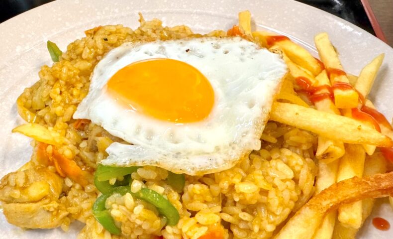 沖縄市「まんが喫茶ブルーラビット」の日替わりランチ。とり肉野菜カレーめしセットを食べてきた