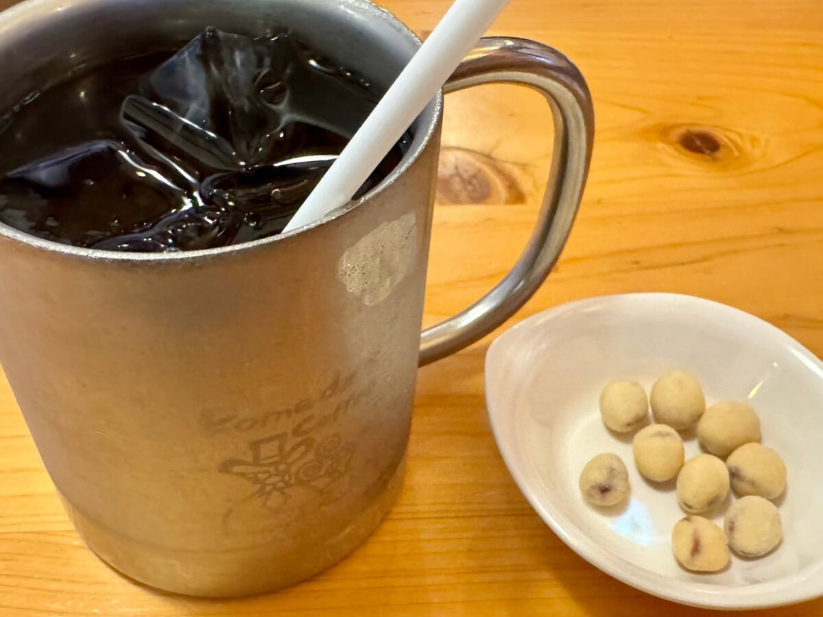 アイスコーヒーを飲みながら豆菓子をつまむ