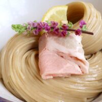 浦添・港川外人住宅「サンチクジュ港川」でめちゃウマい昆布水つけ麺 醤油 肉盛りアゲイン