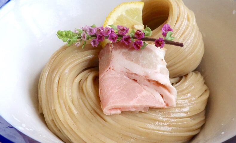 浦添・港川外人住宅「サンチクジュ港川」でめちゃウマい昆布水つけ麺 醤油 肉盛りアゲイン