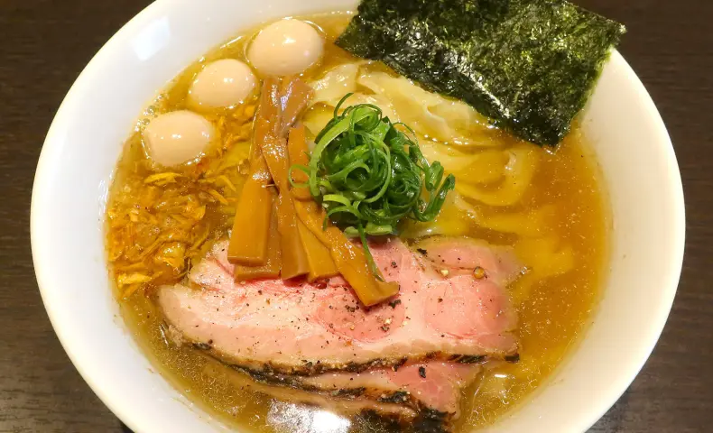 那覇「麺狂浪人 卍」でトリュフオイル香る鯛煮干塩蕎麦