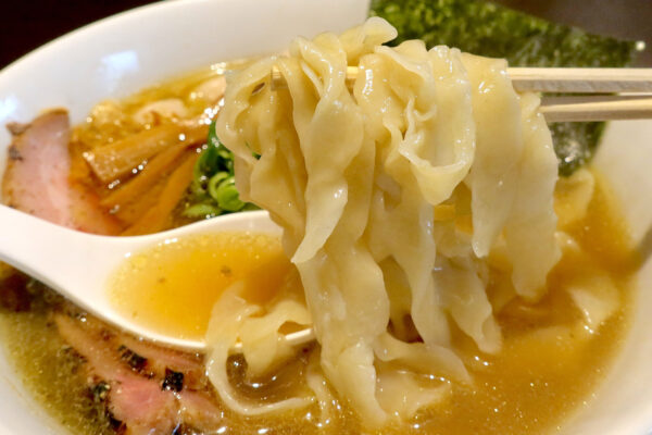 那覇「麺狂浪人 卍」でトリュフオイル香る鯛煮干塩蕎麦