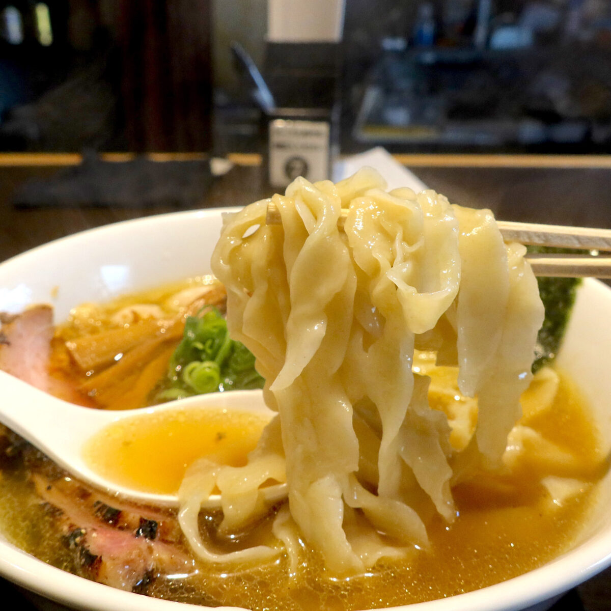 極太手揉み麺とトリュフオイルの相性良し