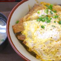 ザ・沖縄食堂な「我如古そば （がねこそば）」でミニそば付きカツ丼