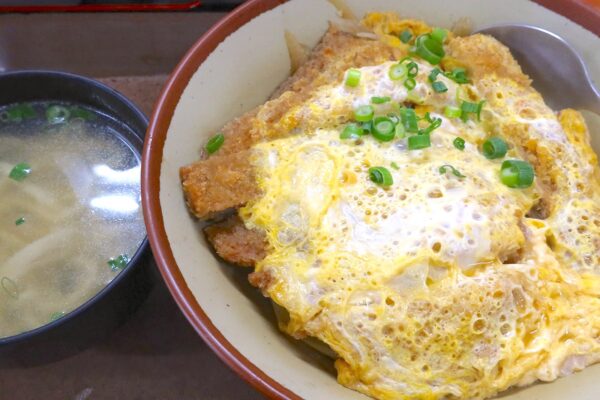 ザ・沖縄食堂な「我如古そば （がねこそば）」でミニそば付きカツ丼