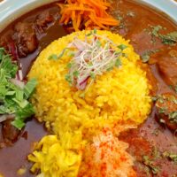 那覇・安里「ヤマナカリー別邸」で石垣牛すじの芳醇魯肉カレー＆県産鶏だしの旨み仕立てチキンカレー