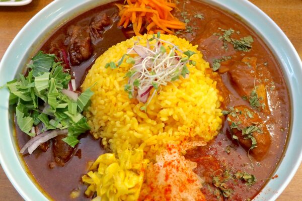 那覇・安里「ヤマナカリー別邸」で石垣牛すじの芳醇魯肉カレー＆県産鶏だしの旨み仕立てチキンカレー