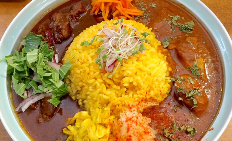 那覇・安里「ヤマナカリー別邸」で石垣牛すじの芳醇魯肉カレー&県産鶏だしの旨み仕立てチキンカレー