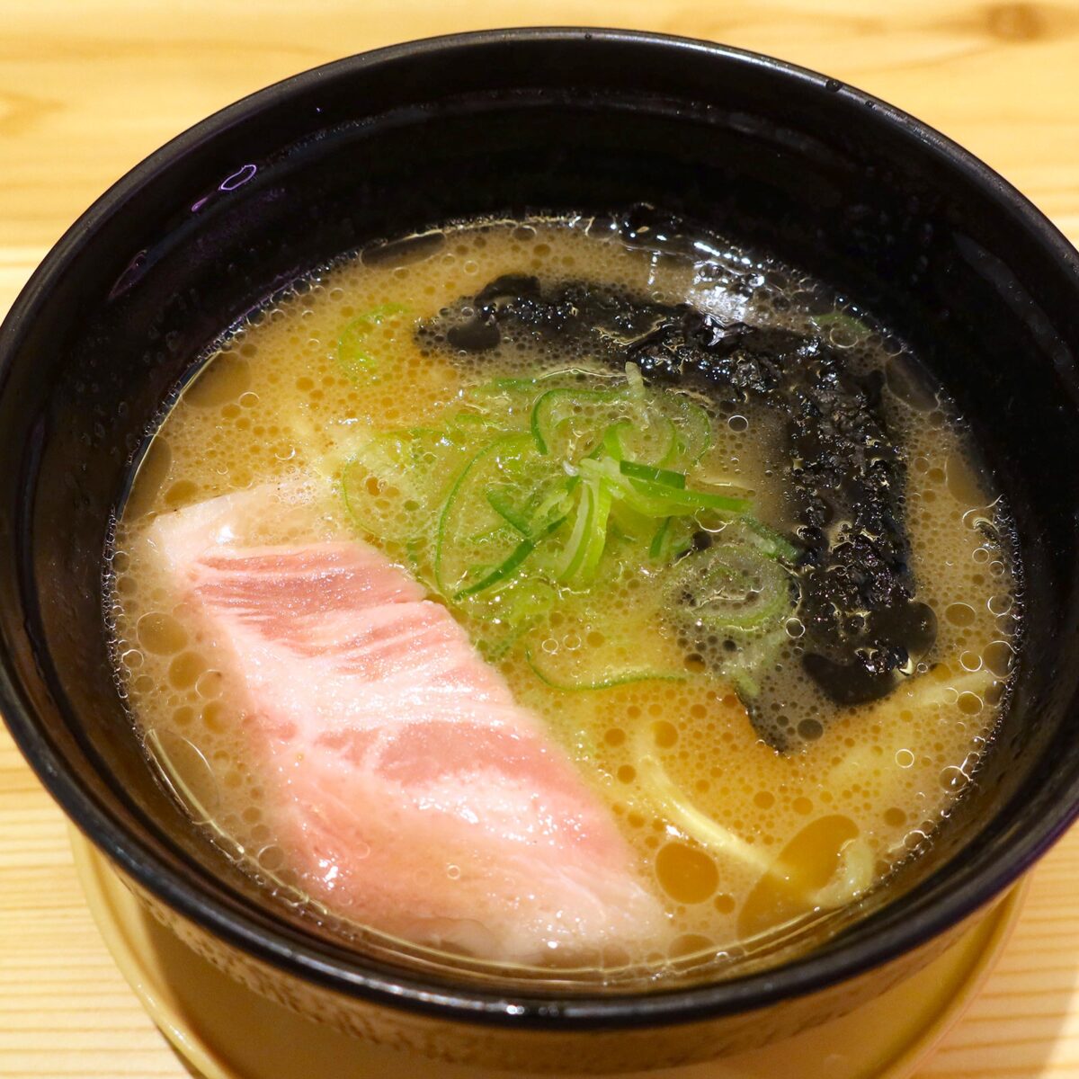 「中洲川端きりん」監修 あっさり博多豚骨ラーメン（470円）