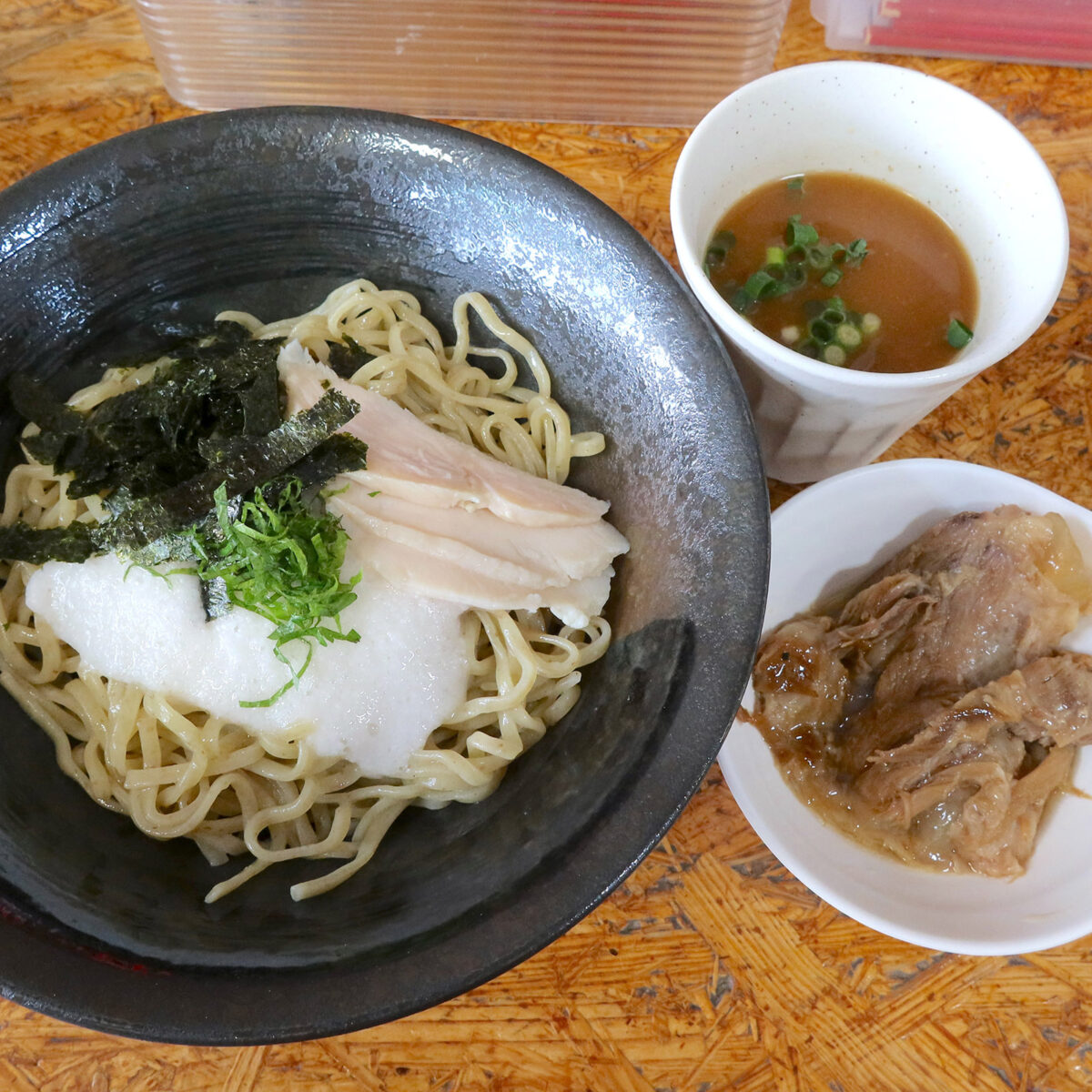 とろろ冷やしそば（950円）＆軟骨ソーキ（190円）