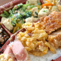 那覇の人気弁当！ ローカル居酒屋「二号線」でいろいろ入った600円弁当