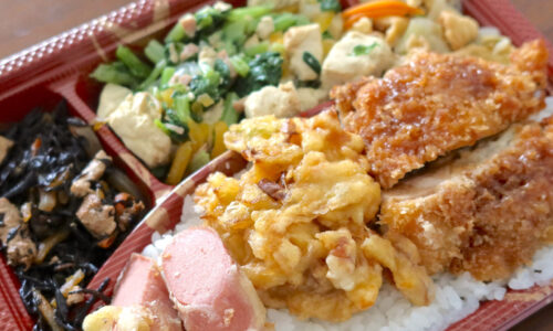 那覇の人気弁当! ローカル居酒屋「二号線」でいろいろ入った600円弁当