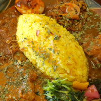 首里「穀雨Curry」でタマリンド＆ライムの酸味がおいしいシラスカレー入り４種盛りカレー