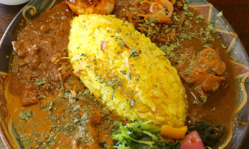 首里「穀雨Curry」でタマリンド＆ライムの酸味がおいしいシラスカレー入り４種盛りカレー